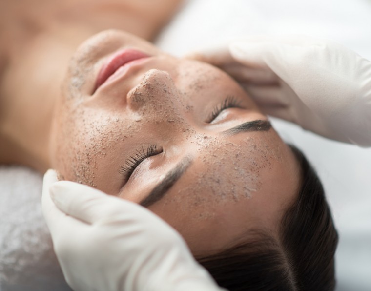 Devo oferecer esfoliação durante o verão? | ADCOS Profissional