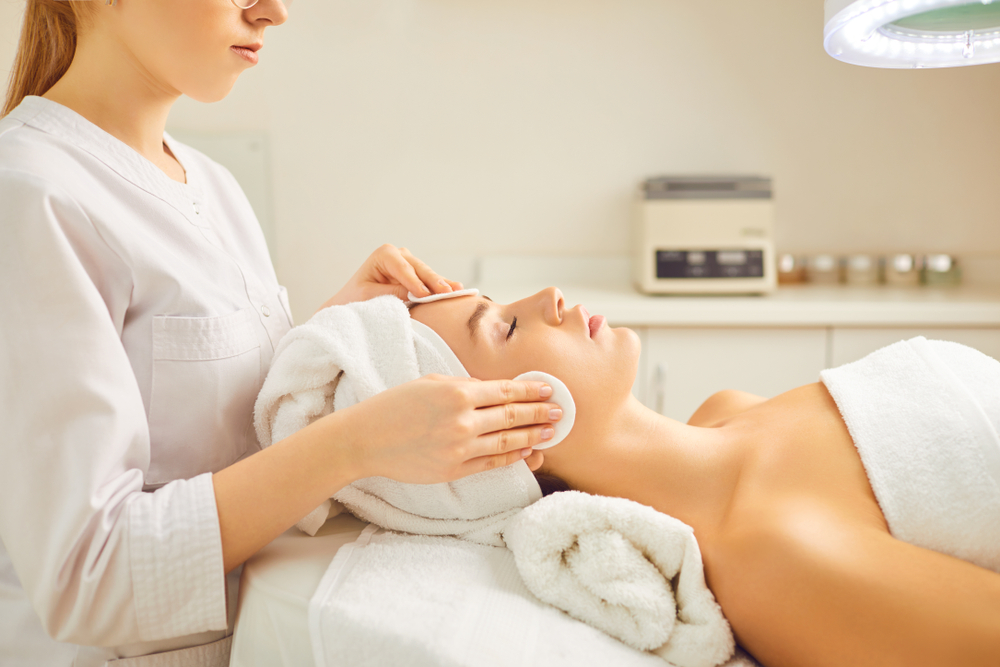 Limpeza de pele: protocolos e associações para potencializar resultados | ADCOS Profissional