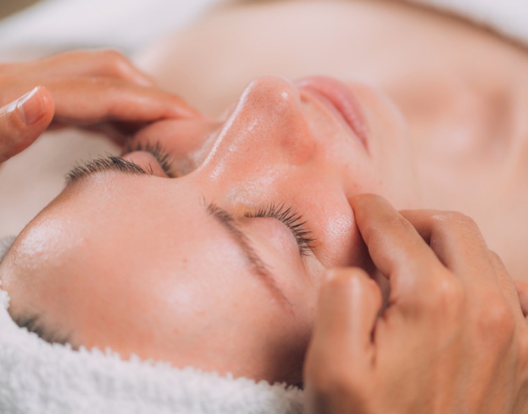 Massagem facial: os benefícios da técnica para a saúde da pele | ADCOS Profissional