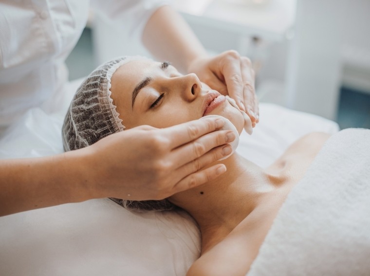 mulher recebendo limpeza de pele de uma profissional de estética