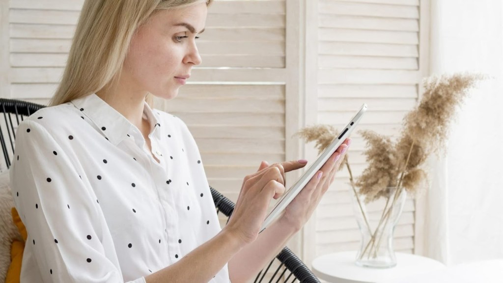 Esteticista planejando o portfólio anual de protocolos estéticos para crescimento da clínica