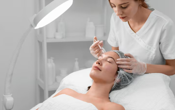 profissional de estética aplicando neurocosmetico no rostro de uma mulher